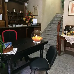 Hotel Stella, Tole